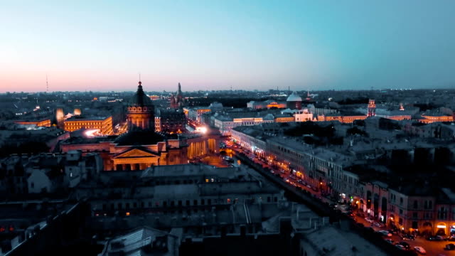 Toma-aérea-de-Catedral-de-Kazan-en-la-noche.-San-Petersburgo,-Rusia.-ciudad-desde-arriba,-video,-históricos-edificios-drone-cinematográfico-del-norte-capital