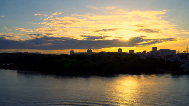 Panoramablick-auf-die-Stadt-und-den-Fluss-bei-Sonnenuntergang