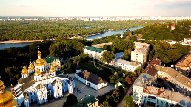 Kiew-Ukraine-St.-Michael-goldenen-Kuppel-Kloster.-Ansicht-von-oben.-video-Luftaufnahmen.-Blick-auf-die-Stadt-"Dnipro"-Fluss-Landschaft.-statische-Szene-die-Kamera-bewegt-sich-nicht