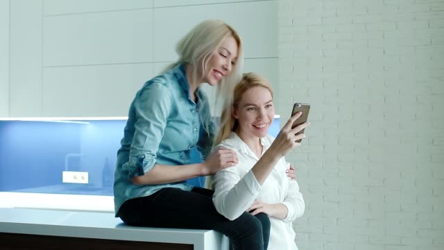 Two-women-watching-photos-on-the-smartphone