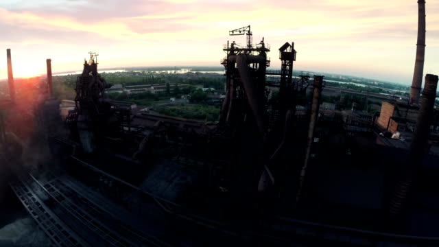 Riesige-Stahlfabrik-mit-Öfen