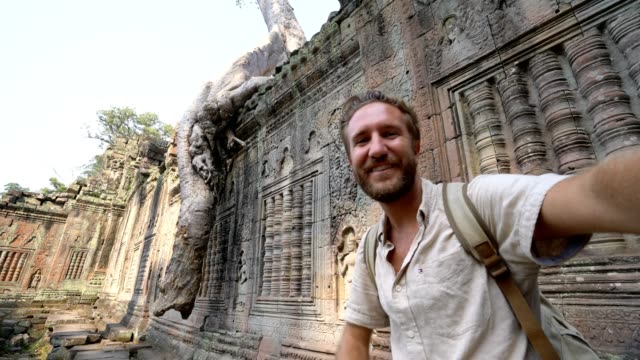 Reisen-Sie-jungen-Mann-unter-Selfie-Porträt-im-antiken-Tempel