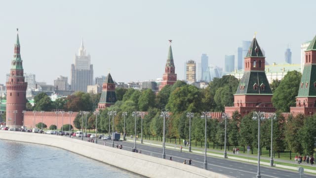 Kremlin-Towers-and-high-rise-buildings-in-Moscow-city-in-september