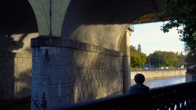 Panoramablick-auf-die-Ufer-des-Flusses-Stadt-und-die-alte-Eisenbahn-Aquädukt