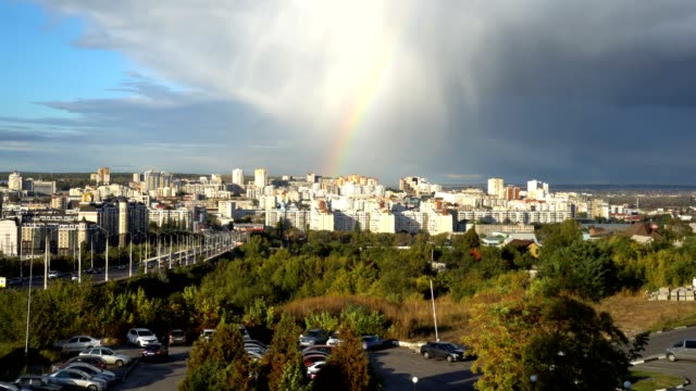 Regenbogen-und-Regen-über-der-Stadt-Belgorod.-Schöne-Aussicht-auf-die-Stadt-bei-Sonnenuntergang.-Die-Aussicht-von-der-Spitze-des-Hügels.-Landschaft.