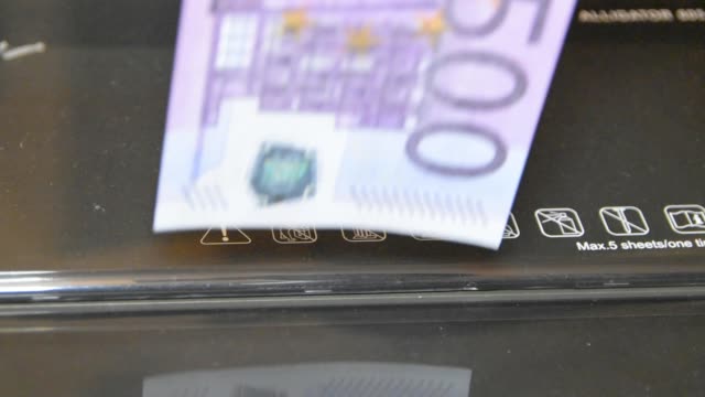 Euro-Geld-wird-durch-einen-Schredder-zerstört.