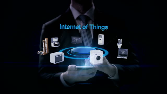 Geschäftsmann-Touch-Smartphone,-künstliche-Intelligenz-Gehirn-Verbindung-Monitor,-Mikrowelle,-Glühbirne,-Waschmaschine,-Klimaanlage,-Audio,-Kaffeekanne,-smart-Home-Appliances,-IoT,-4-k-Film.