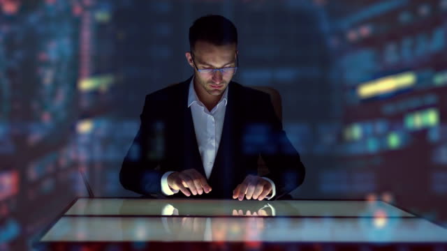 Der-Mann,-der-arbeitet-mit-Touchscreen-Display-auf-dem-Hologramm-Hintergrund