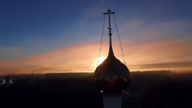 Vista-del-amanecer-de-Uglich-en-Río-de-Volga,-Rusia