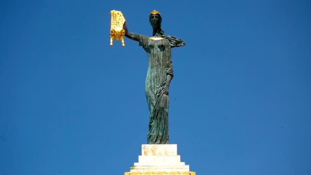 Majestuosa-Estatua-de-Medea-con-Vellocino-de-oro-en-la-mano,-en-Batumi