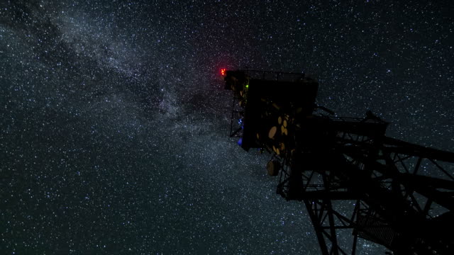 Galaxia-de-la-vía-Láctea-sobre-el-lapso-de-tiempo-de-torre-de-comunicación