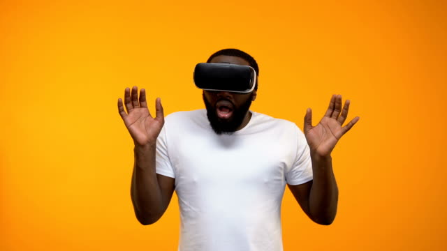 Hombre-afroamericano-sorprendido-sorprendido-de-la-simulación-de-realidad-virtual,-gadget-moderno