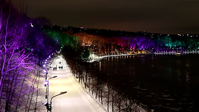 Decoración-navideña-(vacaciones-de-año-nuevo)-en-Moscú,-Rusia--terraplén-Vorobyovskaya-del-río-Moskva-y-colinas-del-gorrión