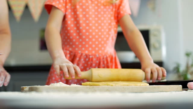 Pequeña-niña-preparando-masa-para-galletas