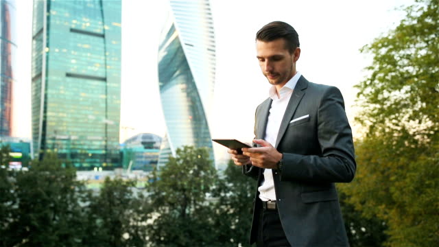 Junger-kaukasischer-Mann-hält-Smartphone-für-Geschäftsarbeit.