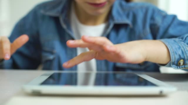 Nahaufnahme-der-Mädchen-Finger-berühren-Bildschirm-des-Tablets-beim-Spielen-online