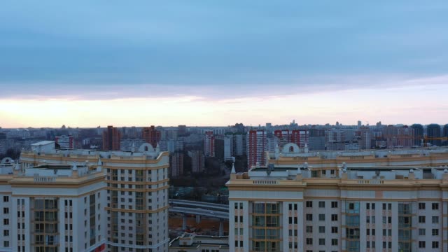 Luftvideo-in-Moskau-auf-der-Mosmomovskaja-Straße.