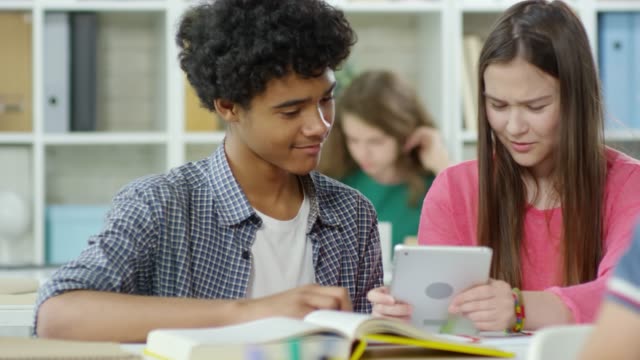 Zwei-Schüler-nutzen-Tablet