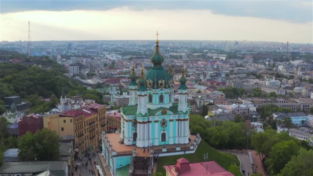 Luftaufnahme-der-St.-Andreas-Kirche,-historisches-Zentrum,-Bezirk-Podolsky,-Kiew,-Ukraine