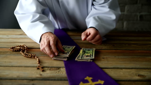 Sacerdote-católico-contando-dinero