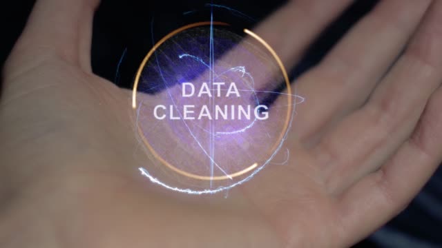 Datenreinigungstext-Hologramm-auf-weiblicher-Hand