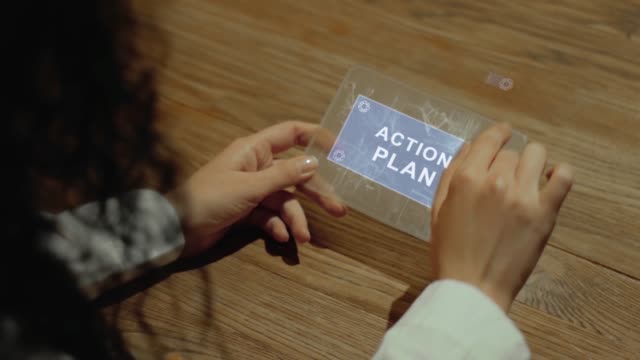 Hände-halten-Tablet-mit-Text-Aktionsplan-Plan
