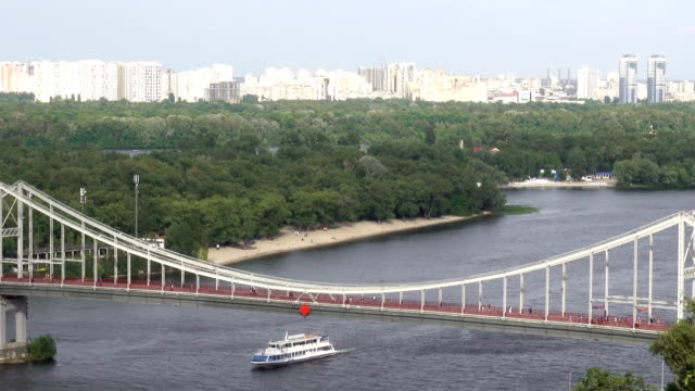 Puente-peatonal-sobre-el-Dnieper-y-barco-que-pasa.