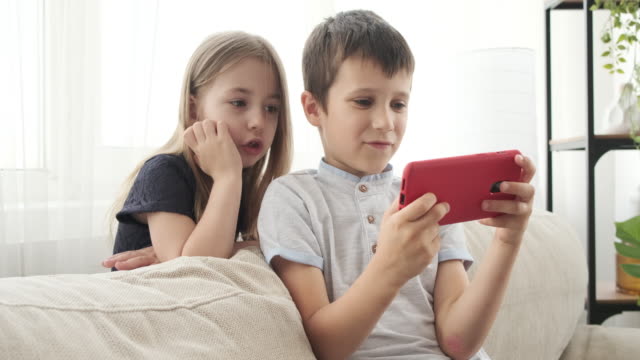 Kinder-spielen-Spiel-auf-dem-Smartphone