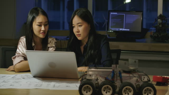 Frau-Elektronik-Ingenieure-Prüfung-Projekt-bei-Office.-Zwei-asiatische-Frauen-vergleichen-Daten-auf-einem-Personal-Computer.-Menschen-mit-Technologie--oder-Innovationskonzept.