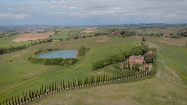 Aerial-shot.-Beautiful-Italian-Tuscany.-View-of-small-towns-or-villas