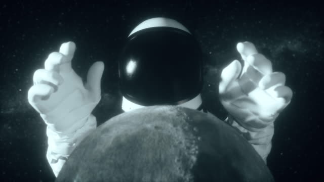 Ein-Astronaut-streckt-seine-Hände-hinter-dem-Mond-aus