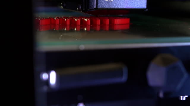 3D-Drucker-arbeitet-aus-der-Nähe.-Automatischer-dreidimensionaler-3D-Drucker-führt-Kunststoff-aus.-Moderner-3D-Drucker,-der-ein-Objekt-aus-dem-heißen-Geschmolzenen-druckt.-Konzept-progressive-Additivtechnologie-für-den-3D-Druck.