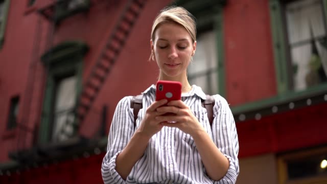 Schöne-Hipster-Mädchen-Überprüfen-Karte-Balance-über-Banking-Anwendung-während-der-Entdeckung-Zeit-in-der-neuen-Stadt-mit-öffentlichen-Internetverbindung-auf-Zelle-Smartphone-Gerät