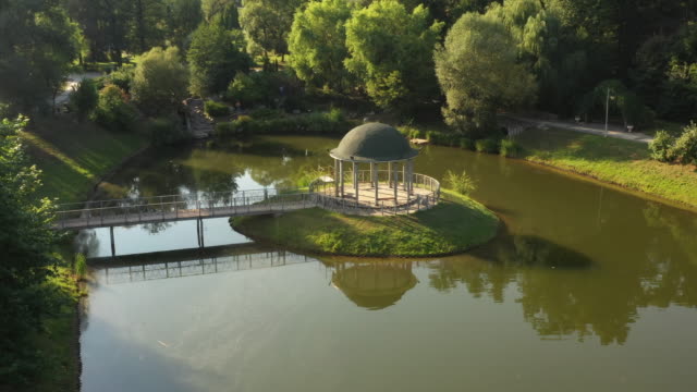 Theophania-Park,-ein-Pavillon-auf-einer-kleinen-Insel-in-der-Mitte-des-Sees,-Blick-auf-die-Oberansicht,-Drohnenflug
