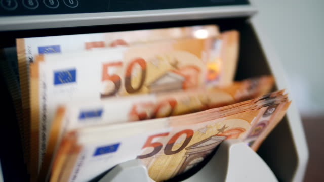 Euro-Rechnungen-werden-in-einer-Maschine-berechnet
