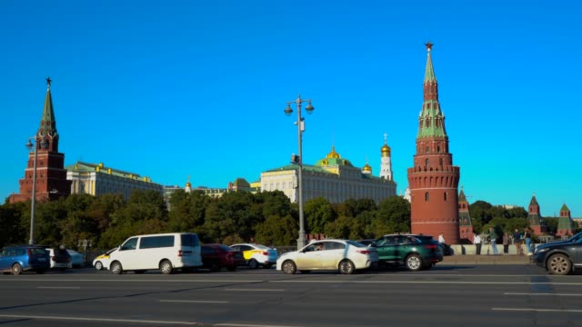 Moscú,-Bolshoi-Kamenny-Bridge,-tráfico-de-automóviles-cerca-del-Kremlin