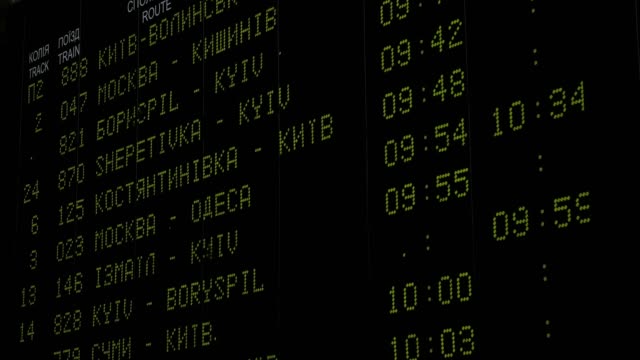 Zugfahrpläne-Abfahrt-elektronische-digitale-Bildschirmtafel-in-Kiew-Fahrplan-in-Echtzeit,-Ukraina.