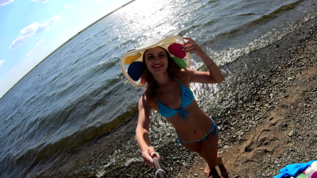 Girl-video-blogger-on-the-beach.