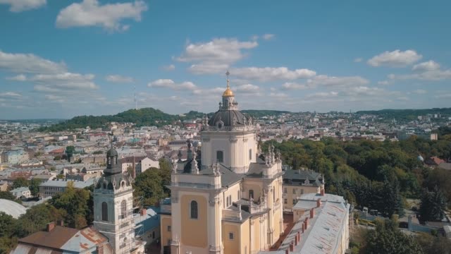 Vista-aérea-de-la-iglesia-de-la-catedral-de-San-Jorge-en-la-ciudad-de-Lviv,-Ucrania