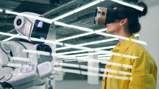 Cyborg-kommuniziert-mit-einer-Dame-in-VR-Brille