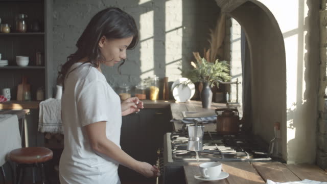 Mujer-haciendo-café-por-la-mañana