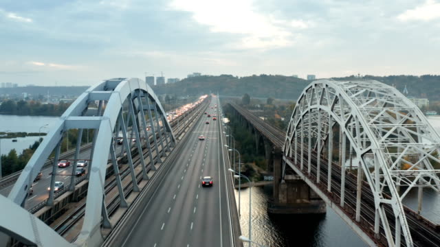 Tied-Arch-Bridge-Verkehr