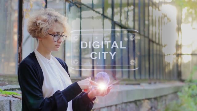 Rubia-utiliza-holograma-Ciudad-digital