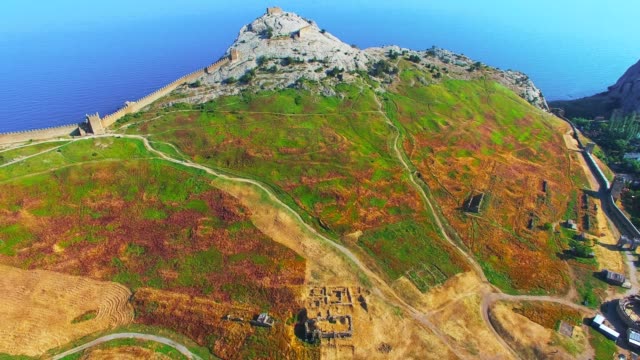 Vista-aérea-de-la-fortaleza-genovesa-en-Sudak,-Crimea