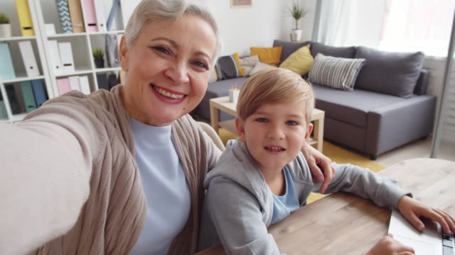 Ältere-Frau-macht-Selfie-mit-Enkel