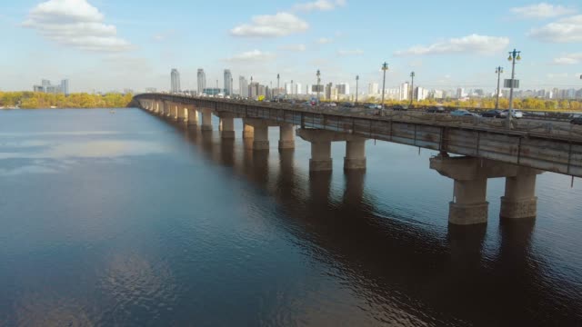 El-puente-sobre-el-río-Dnieper,-Kiev,-Ucrania