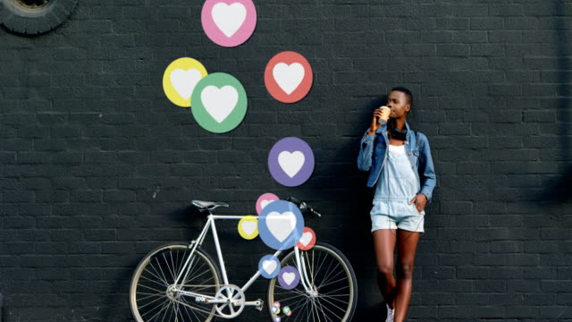 Mujer-negra-bebiendo-café-junto-a-una-bicicleta-4k