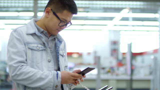 Man-Testing-Smartphone-in-Gadget-Store