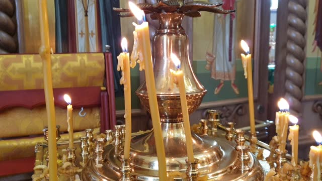 Kerzen-brennen-in-einer-orthodoxen-Kirche,-Nahaufnahme