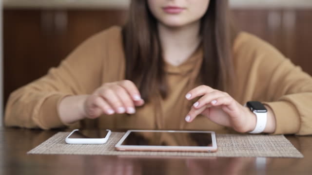 Mädchen-tippt-auf-ihr-Tablet-und-arbeitet-von-zu-Hause-aus